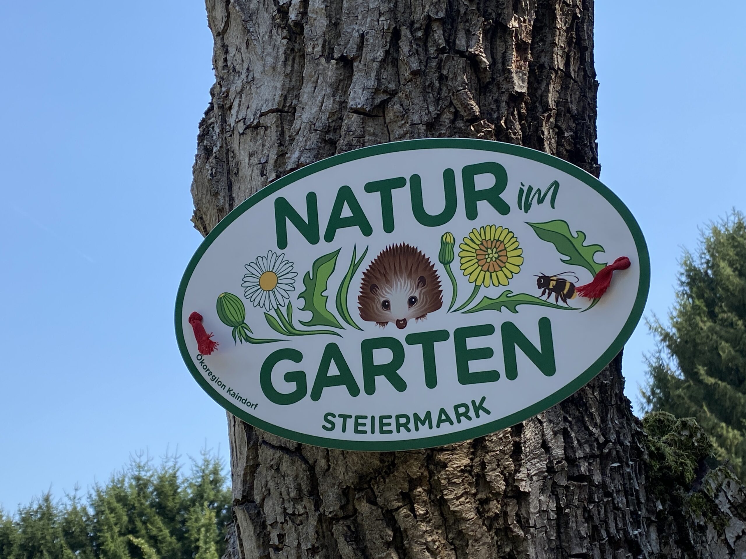 Zaubergarten Bad Loipersdorf Kräuterfrau Iris E. Nerb mit Plakette Natur im Garten Auszeichnung